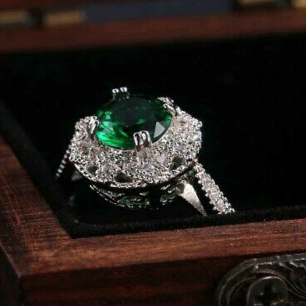 NEW 925 Sterling Silver Emerald Gorgeous Ring - Picture 5 of 7